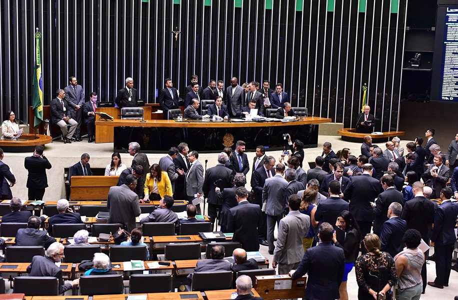 
A Câmara dos Deputados rejeitou a PEC que permitiria às universidades públicas a possibilidade de cobrar mensalidade de cursos de extensão e pós-graduação lato sensu; dos 15 deputados maranhenses presentes na votação, 10 votaram a favor da PEC e somente cinco contra
