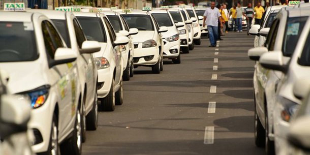 Os motoristas de taxis de Teresina fazem uma manifestação nesta terça-feira (16), e rodam cobrando R$ 3,30 por cada passageiro, o que equivale ao preço de uma passagem de ônibus na cidade; o protesto quer chamar a atenção sobre a falta de regulamentação do serviço de Uber que atua na capital