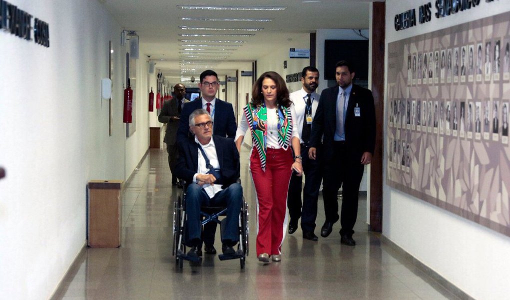 Após sofrer uma queda de mula em sua fazenda, o senador Ronaldo caiado (DEM-GO) ficará um mês afastado das atividades parlamentares; na queda, que aconteceu no dia 13 deste mês, Caiado fraturou o ombro esquerdo e exames posteriores identificaram a existência de um hematoma subdural (quando ocorre o acúmulo de sangue entre o cérebro e o crânio); senador, que também bateu a cabeça quando caiu, vinha reclamando de dores de cabeça