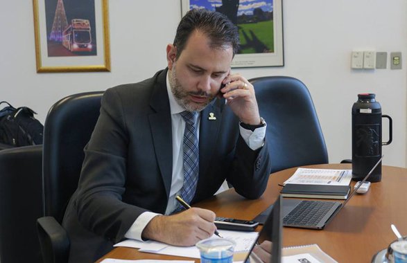 O secretário de Desenvolvimento Econômico, Ricardo Gomes (PP), vai deixar o cargo nos próximos dias porque não concorda com a proposta do prefeito Nelson Marchezan Jr (PSDB) de alterar o cálculo de cobrança do IPTU na Capital; a informação foi confirmada pela Prefeitura, mas a data de saída do secretário não foi informada; Ricardo Gomes foi eleito vereador e convidado por Marchezan, no início do governo, para comandar a nova Secretaria de Desenvolvimento Econômico