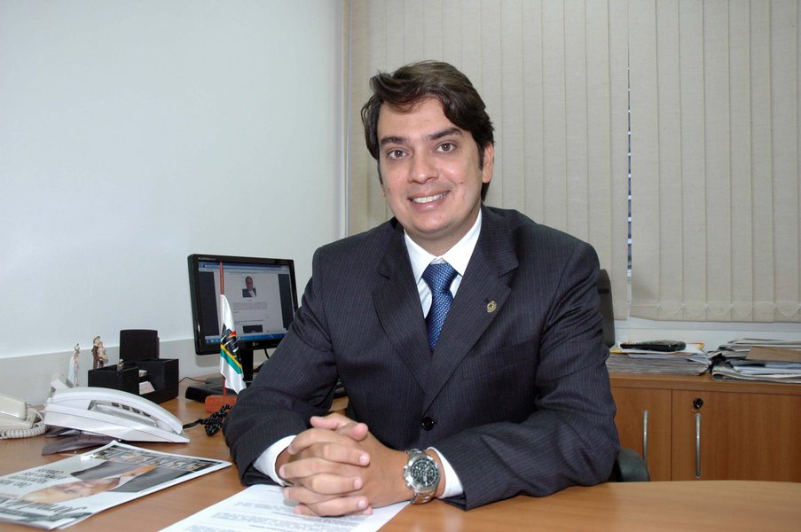 Presidente do PMDB na Bahia, o deputado Pedro Tavares nega que haja articulação para que o tucano Antônio Imbassahy (ministro da Secretaria de Governo) entre no partido, e diz que tampouco lhe estaria assegurada a possível vaga do PMDB para disputar o Senado na chapa de ACM Neto (DEM) em 2018; Tavares diz ainda que se Imbassahy entrasse no PMDB baiano a negociação seria feita única e exclusivamente pelo diretório estadual; "A presidência estadual do PMDB é que vai tocar o destino do partido na Bahia. O que tem aí até agora é muita especulação. Se for procurar o presidente nacional do PMDB, ele vai dizer que é o estadual que vai responder", afirma Tavares