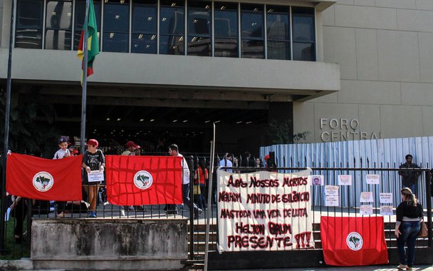 O Tribunal de Justiça do Rio Grande do Sul julgou o mérito de habeas corpus e cassou a liminar que deu liberdade a um PM condenado por matar o trabalhador rural Sem Terra Elton Brum da Silva; o crime ocorreu em 2009, durante reintegração de posse da Fazenda Southall, localizada em São Gabriel, na Fronteira Oeste gaúcha