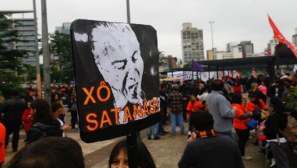 "Com nossa capacidade de organização, demos um recado contundente ao governo Temer e ao Congresso Nacional: exigimos que as propostas nefastas que tramitam em Brasília sejam retiradas. Não aceitamos perder nossos direitos previdenciários e trabalhistas", afirmam centrais sindicais, em manifesto conjunto que será lido nos atos do 1º de Maio; "O próximo passo será ocupar Brasília para pressionar o governo e o Congresso a reverem seus planos de ataques ao sagrados direitos da classe trabalhadora", avisam as Centrais Sindicais, em manifesto