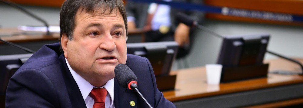 O deputado federal César Halum (PRB) defendeu de eleições diretas para presidente da República; de acordo com o parlamentar, “numa crise moral pela qual passa o Congresso, não é possível que se faça uma eleição indireta”; “A crise que estamos enfrentando no Brasil é política, institucional e moral. Criou­se um clima muito ruim de disputa entre os dois grupos políticos que dominam o Brasil nas ultimas décadas. Um grupo não aceita o outro governar e vale tudo para impedir, não importando as consequências para o País”, disse 
