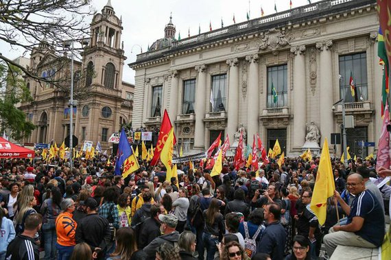 Milhares de professores da rede pública estadual se reúnem, na Praça da Matriz, em frente ao Piratini, em um ato que faz parte da greve docente que ocorre desde o dia 5 de setembro; estudantes e outras categorias do funcionalismo estadual também participam do protesto; após uma pressão, por parte do Comitê de Greve, de entrar no prédio para uma tentativa de negociação, foi lançado spray de pimenta na direção dos docentes