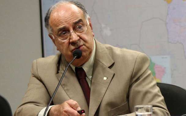 O geólogo Guilherme Estrella, que foi diretor de Exploração e Produção da Petrobras nos governos Lula e Dilma e um dos pioneiros na pesquisa que levou à descoberta de petróleo no pré-sal no mar territorial do Brasil, venceu uma disputa judicial que travava com a revista Veja por causa de duas reportagens publicadas em abril de 2014, quando era intenso o noticiário em torno da Petrobras e a Lava Jato; Veja foi condenada a indenizar Estrella em 100 mil reais e terá de lhe conceder o direito de resposta, segundo informa o jornalista Joaquim de Carvalho, no DCM