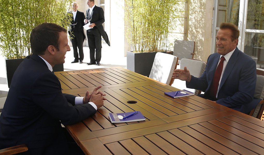 Em resposta à retirada dos EUA do Acordo Climático de Paris, o presidente da França, Emmanuel Macron, e o governador da Califórnia, Arnold Schwarzenegger, lançaram um Pacto Mundial pelo Meio Ambiente; para o governador do estado norte-americano é importante que os países tomem ações para garantir um "futuro verde" 