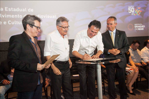 O programa Ceará Filmes, lançado na noite de ontem pelo governador Camilo Santana (PT), tem como objetivo ampliar a política para o audiovisual e a cultura digital cearense. O investimento de R$ 59,5 milhões será dividido em sete eixos: Produção, Distribuição, Exibição, Preservação, Formação, Rede Institucional e Legislação