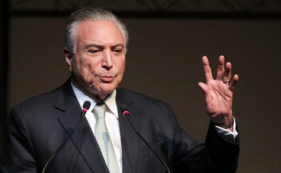 Em nota nesta tarde o Palácio do Planalto informou neste sábado que Michel Temer não está participando das discussões sobre a reforma política; de acordo com o comunicado, Temer "não se envolveu na adoção do distritão nem na criação do fundo eleitoral. Esses são temas do Congresso Nacional"