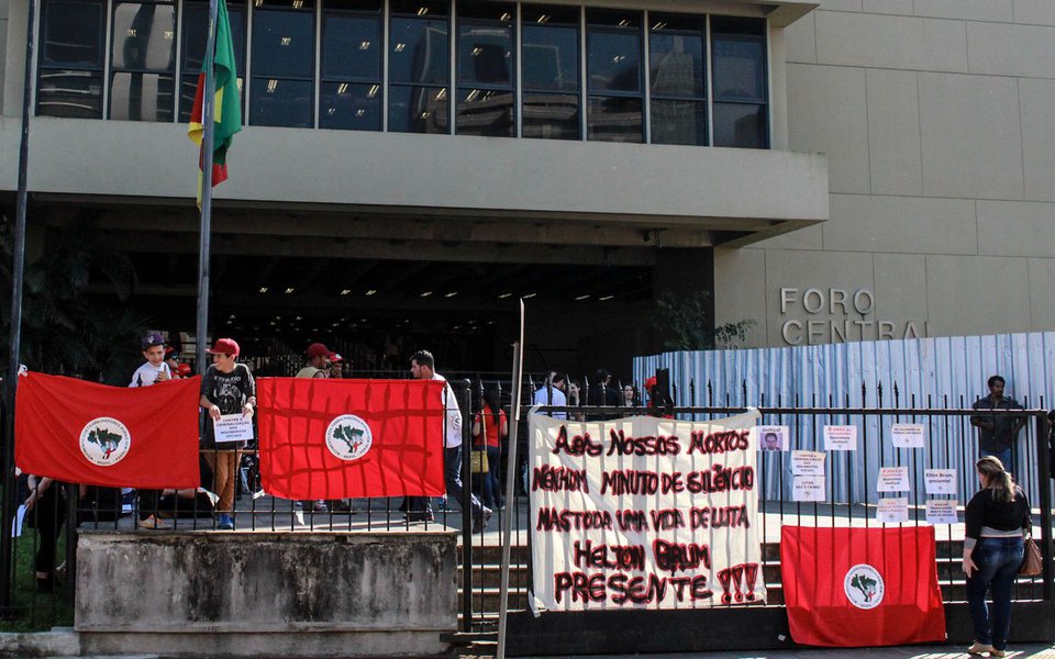 O Tribunal de Justiça do Rio Grande do Sul julgou o mérito de habeas corpus e cassou a liminar que deu liberdade a um PM condenado por matar o trabalhador rural Sem Terra Elton Brum da Silva; o crime ocorreu em 2009, durante reintegração de posse da Fazenda Southall, localizada em São Gabriel, na Fronteira Oeste gaúcha