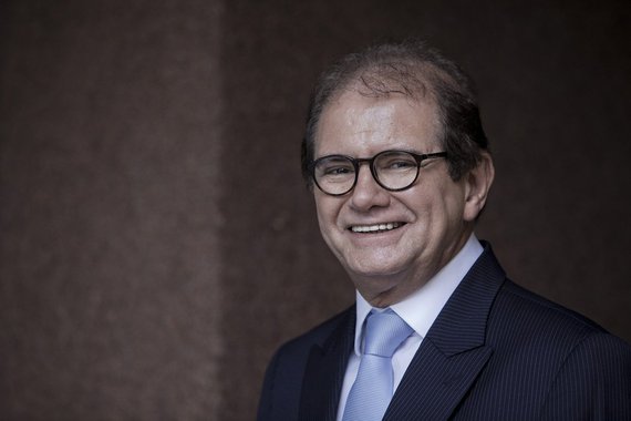 O bilionário Guilherme Paulus, dono da CVC, maior operadora de turismo da América Latina, quebrou o silêncio da classe empresarial e pediu explicitamente a saída de Michel Temer; segundo ele, o Brasil se transformou numa "empresa à deriva" e Temer precisa sair; "Quando a pressão é grande e você não tem... tem que renunciar. É aquela história: o povo não quer, tem um monte de denúncias... vamos esclarecer tudo isso aí, está prejudicando o país", diz ele; "O problema do país hoje é político, é a credibilidade dos nossos políticos. E o envolvimento de empresários que encontraram outros meios de tentar burlar... e serem oportunistas de mercado. Mas está provado que o oportunista chega e vai embora"