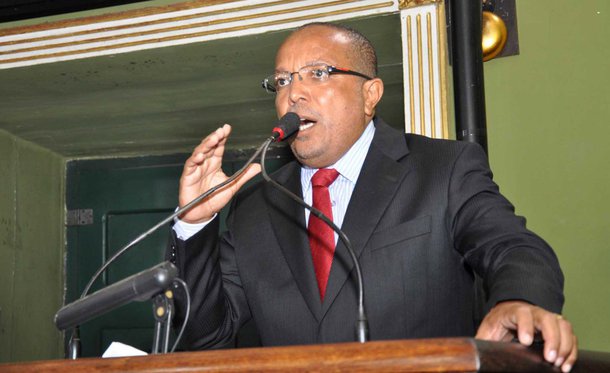 Líder do PT na Câmara Municipal de Salvador, o vereador Luiz Carlos Suíca diz que "a unidade evidenciada na votação" de dois projetos de ACM Neto (DEM) na quarta-feira "foi resultado de uma construção partidária que prioriza a unidade entre bancada, partido e militância"; Suíca diz que "essa unidade deve ser continuada em um momento de golpe, onde tentam manchar o legado social do petismo"; de acordo com o líder petista, a aprovação de isenções fiscais para a instalação do 'Hub' no aeroporto de Salvador atende a um projeto liderado pelo Governo do Estado