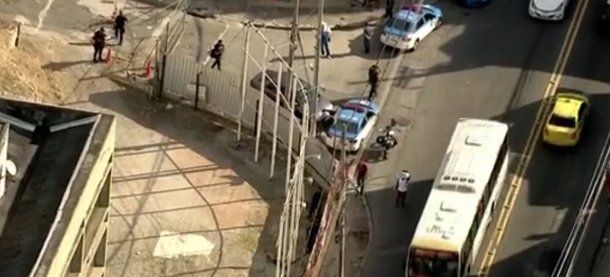 Dois confrontos entre policiais militares e criminosos deixaram três homens mortos, três presos e quatro feridos na Usina e no Alto da Boa Vista, na Grande Tijuca, no Rio de Janeiro; um adolescente de 13 anos foi ferido por um tiro, segundo a PM, e encaminhado ao Hospital Souza Aguiar; a Polícia Civil informou que os criminosos têm ligação com a quadrilha que está na favela da Rocinha, pois a comunidade de São Conrado é ligada pela mata a vários outros bairros do Rio, através do Parque Nacional da Tijuca, área coberta por mata atlântica, com muitas trilhas em seu interior