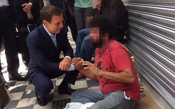 Lançado com alarde por João Doria, o programa "Trabalho Novo", que tem o objetivo de empregar sem-teto da cidade de São Paulo, fracassou; o programa enfrenta agora um gargalo de contratações pelo setor privado, o que fez criar uma fila de sem-teto já treinados mas ainda sem uma vaga de emprego; atualmente, há 1.704 deles nessa situação