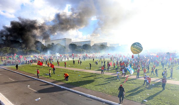 O homem que foi atingido por um tiro de arma de fogo na manifestação contra Temer e as reformas do governo em Brasília está sedado no Hospital de Base e, de acordo com boletim médico, respira com a ajuda de aparelhos/ ele foi atingido no maxilar e a bala se alojou junta à artéria carótida, e os médicos acharam arriscado remover o projétil; a vítima do disparo não teve o nome divulgado, mas sabe-se que ele não é de Brasília e que estava na cidade para participar do protesto
