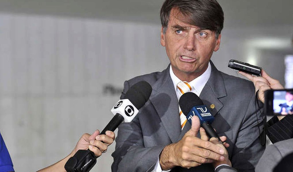 Jornalista Fernando Brito, do Tijolaço, critica a entrevista de deputado Jair Bolsonaro (PSC-RJ) à Folha nesta segunda-feira, 13; segundo ele, a entrevista "mostra que a grande máquina de construir comportamentos sociais, a mídia, construiu uma base social para que um energúmeno como ele seja uma das únicas representações do reacionarismo ganhe força eleitoral"; "Bolsonaro tem um projeto com raízes na memória que chama a ordem como indutor do bem-estar"