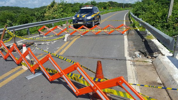 A partir das 18h desta segunda-feira (14), até as 6h da próxima sexta-feira (18), vai acontecer uma interdição programada da ponte que liga os estados do Piauí e Ceará na comunidade do Retiro, km 99 da BR 402, para realização de obras de recuperação da estrutura. Nesse período, apenas carros de passeio e motocicletas vão ter tráfego liberado, nos horários de 6h às 18h diariamente