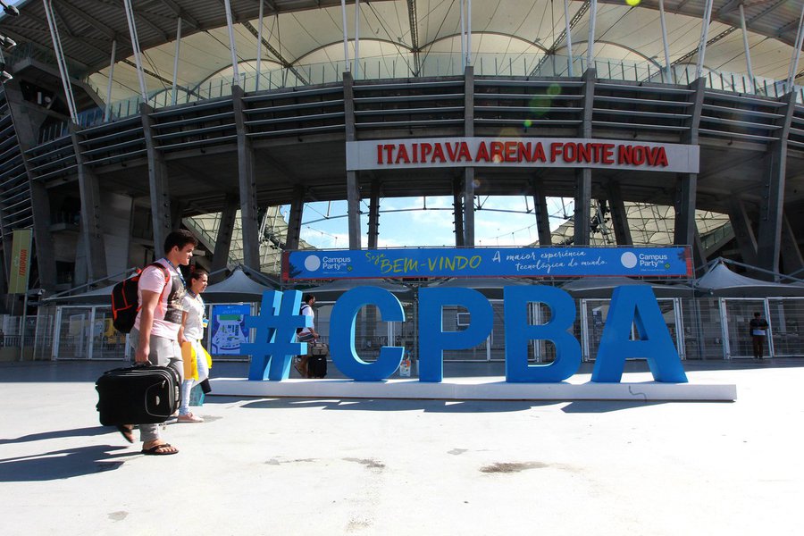 Cerca de 40 mil pessoas são esperadas nos próximos dias para participar da Campus Party Bahia, em Salvador; o evento é considerado o maior em experiência tecnológica do mundo e é sediado pela primeira vez no estado; a Arena Fonte Nova, tradicional palco do futebol baiano, receberá os chamados campuseiros; o evento nunca foi realizado anteriormente em um estádio; "Como em qualquer evento internacional, a cidade faz uma carta se candidatando, a gente faz visitas técnicas ao local, conhece as possibilidades e realiza. A Fonte é um local bem interessante, com infraestrutura interessante, inclusive de internet", diz o diretor-geral da Campus Party Brasil, Tonico Novaes