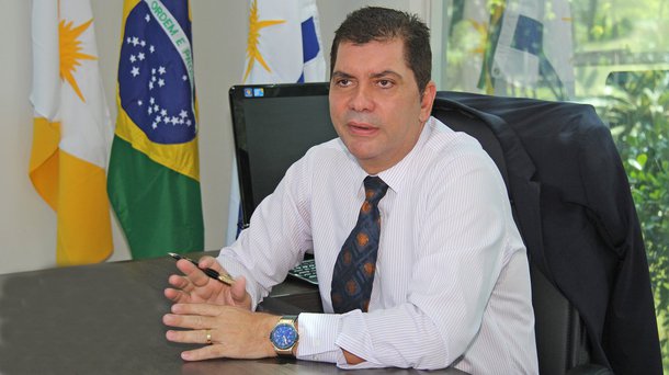 O prefeito de Palmas, Carlos Amastha (PSB), fez duro discurso contra o governador Marcelo Miranda (PMDB) e indicou aos correligionários que haverá uma nova disputa contra “todos” os chamados políticos tradicionais; “Eu sinceramente não tenho mais paciência. Tremendos caras de pau. Uma porcaria de um governador que vem e fala ‘tem que respeitar minha história’. Qual história, infeliz? Criminoso. O quanto roubou, roubou, roubou e continua roubando. Tem que respeitar o povo que o elegeu”; a vice-governadora Cláudia Lélis rebateu as críticas de Amastha. "Quem conhece a história do Tocantins tem que enfatizar a falar nela e quem não conhece não tem parâmetro pra isso", disse. 