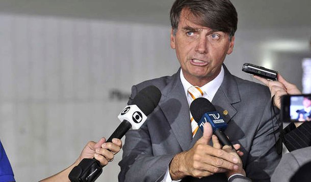 Jornalista Fernando Brito, do Tijolaço, critica a entrevista de deputado Jair Bolsonaro (PSC-RJ) à Folha nesta segunda-feira, 13; segundo ele, a entrevista "mostra que a grande máquina de construir comportamentos sociais, a mídia, construiu uma base social para que um energúmeno como ele seja uma das únicas representações do reacionarismo ganhe força eleitoral"; "Bolsonaro tem um projeto com raízes na memória que chama a ordem como indutor do bem-estar"
