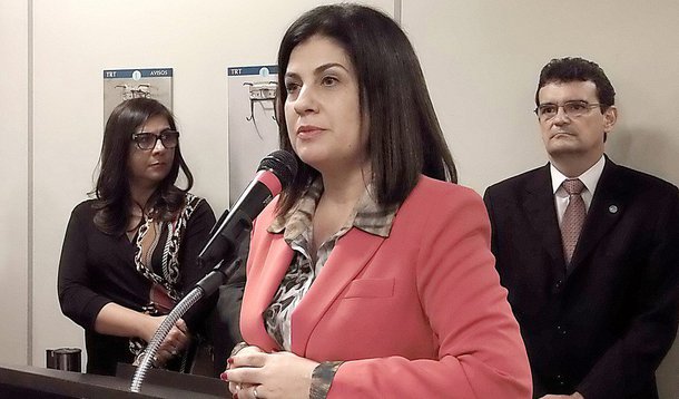Ex-primeira-dama do Rio de Janeiro Rosinha Garotinho, mulher do ex-governador Anthony Garotinho, preso nesta quarta-feira pela Polícia Federal, enviou uma carta aberta à presidente do STF, ministra Cármen Lúcia, atacando o ex-presidente dos Tribunais de Justiça e Eleitoral, desembargador Luiz Zveiter, a quem acusa de perseguição política; "Meu marido o denunciou por corrupção e outros crimes e ele sabe que se for investigado junto com a empreiteira Delta perderá o controle que hoje tem sobre a justiça amedrontada do Rio, disse Rosinha