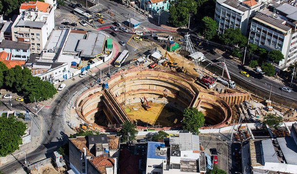 Quadro de corrupção no setor de engenharia do Brasil, evidenciado nas investigações da operação Lava Jato, está transferindo o mercado nacional de grandes obras de infraestrutura para empresas estrangeiras; alvos de sanções e multas pesadas, as principais empreiteiras nacionais, como Odebrecht, Andrade Gutierrez, Queiroz Galvão e Camargo Corrêa, estão abrindo espaço para empresas chinesas; especialistas veem com cautela a situação; "Em relação à construção da infraestrutura, o que está em curso é a destruição da nossa capacidade gerencial, administrativa e tecnológica acumulada ao longo de mais de seis décadas. Está se arrasando a capacidade da engenharia brasileira. É um retrocesso inimaginável", diz Pedro Celestino, presidente do Clube de Engenharia