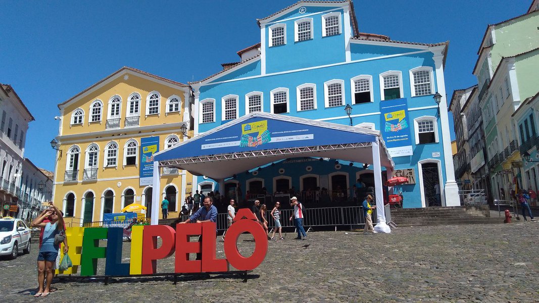 Dois grandes eventos dos universos das letras e das tecnologias foram encerrados neste domingo (13) em Salvador com sucesso de público e movimento: a primeira edição da Festa Literária Internacional do Pelourinho (Flipelô) e a Campus Party, evento de destaque mundial na área de tecnologia e informática; com saraus, mostras e exposições, a Flipelô teve cinco dias de evento em homenagem ao escritor baiano Jorge Amado, que faria 105 anos na quinta-feira (10); também ontem, jovens e estudantes se despediram do mundo da tecnologia e inovação da Campus Party, feira mundial que aconteceu pela primeira vez na Bahia e inovou ao ser realizado num estádio de futebol, a Arena Fonte Nova
 