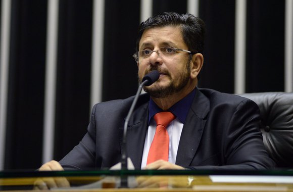 Ao criticar o corte de R$ 42 bilhões do orçamento da União, o deputado federal Fábio Ramalho (PMDB-MG) bateu duro no governo Michel Temer; “O governo pensa na matemática, mas somos nós que pensamos nas demandas do povo”; parlamentar, que tem tido uma relação de altos e baixos com o governo, também afirmou que houve interferência do Poder Executivo no Legislativo com o bloqueio das emendas parlamentares, o que deve ser evitado em uma democracia. “Somos um poder independente e temos que ser ouvidos pelo Executivo. Não dá para ficar sentado esperando para ver o que o Executivo manda, na hora que ele bem entender”, disparou