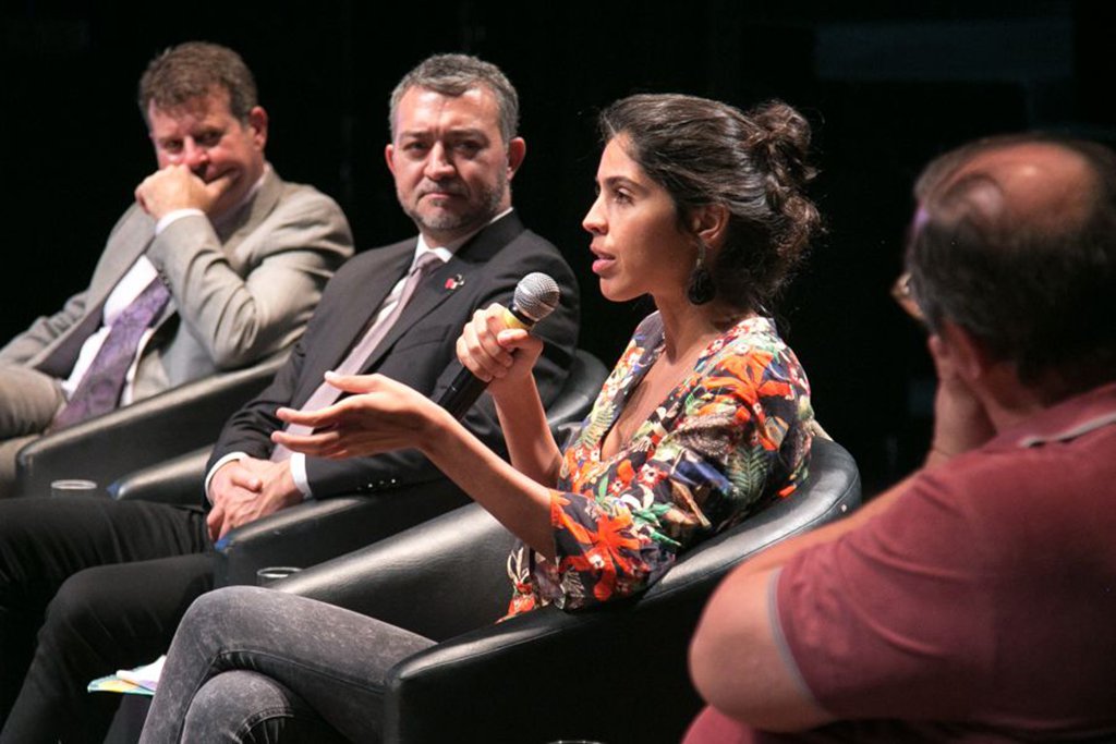 O que é um alimentação verdadeiramente saudável? A pergunta formulada pela chef de cozinha Bela Gil permeou a quinta edição do Fórum dos Grandes Debates, promovido pela presidência da Assembleia Legislativa e que teve como tema “Agroecologia e alimentação saudável: desafios para a intervenção do Estado”; Nós já produzimos, acrescentou Bela Gil, comida em quantidade suficiente para alimentar o mundo. “O problema é o modo de produção e de distribuição da comida, que está concentrado na mão de alguns poucos grandes grupos. O problema da fome não é técnico, mas político”