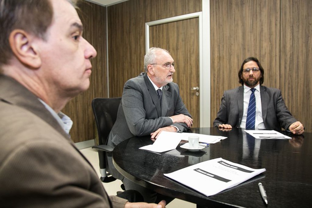 Deixada em segundo plano nos últimos meses em razão da reforma da Previdência, a reforma trabalhista entrou de vez em debate desde a última semana; segundo três especialistas do direito do trabalho, a reforma irá enfraquecer a justiça trabalhista, no sentido de que torna mais difícil a responsabilização de empresas que descumprem a legislação, inclusive para aquelas que se aproveitam do trabalho escravo; também alertam para o risco de aumento de acidentes de trabalho, em especial em razão da possibilidade de aumento da jornada de trabalho e da redução de intervalo de almoço; foto: da esq. para a dir.: Scienza, Fleischmann e Sanvincente 