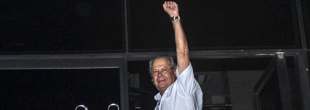 SÃO PAULO, SP, 15.11.2013: JOSÉ DIRCEU/MENSALÃO/SP -  O ex-ministro da Casa Civil, José Dirceu se entregou, por volta das 20h30, na superintendência da Polícia Federal, em São Paulo. (Foto: Marco Ambrosio/Frame/Folhapress)