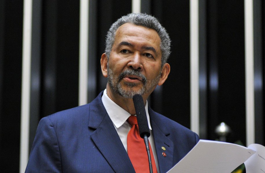 A primeira reunião da Comissão de Direitos Humanos e Minorias (CDHM) serviu para construir um planejamento de atividades para este ano, abrindo espaço para manifestações de movimentos sociais, organizações de Direitos Humanos e parlamentares trazerem suas contribuições sobre as prioridades da Comissão; no final, 33 propostas foram encaminhadas para avaliação dos parlamentares e assessoria técnica da CDHM, que irão definir como será possível concatenar as agendas; “Essa audiência será o início de uma gestão participativa, que construirá pontes com a sociedade civil e demais instâncias institucionais para enfrentar com firmeza os retrocessos pautados a partir do processo de ruptura da democracia que o país vive”, afirmou o presidente da Comissão, deputado Paulão (PT-AL)