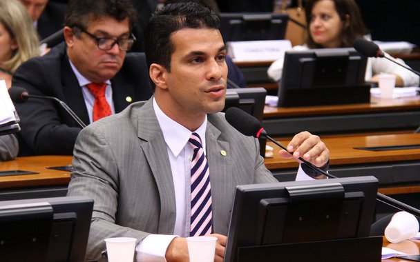 Reportagem do Bom Dia Brasil desta quarta-feira, 23, mostrou casos de deputados federais que utilizam dinheiro destinar a custear o exercício exclusivo da atividade parlamentar para outras finalidades não permitidas pela legislação; do Tocantins, o deputado federal Irajá Abreu (PSD) foi acusado de ter utilizado a verba indenizatória para pagar despesas do diretório estadual do PSD, partido que ele preside no estado; "A gente identificou na sua prestação de contas o pagamento de R$ 50.523 para o diretório estadual em Palmas", afirmou ao deputado o repórter Chico Regueira; Irajá negou que utilize dinheiro destinado ao seu mandato para pagar despesas do PSD; "São estruturas distintas e cada uma paga a sua parte"