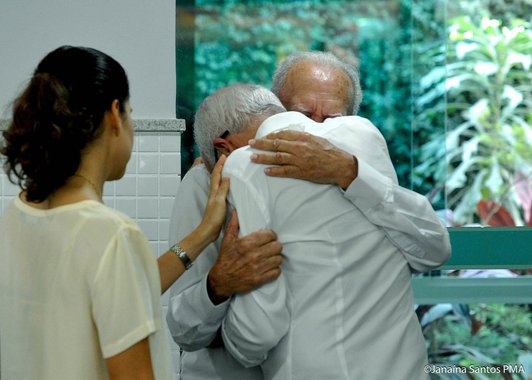 O prefeito Edvaldo Nogueira (PCdoB) se despediu de sua mãe, Maria de Lourdes Nogueira, na tarde desta segunda-feira (2); a mãe do prefeito faleceu na noite de domingo (1º) por falência múltipla de órgãos, em decorrência do avanço da Doença de Parkinson