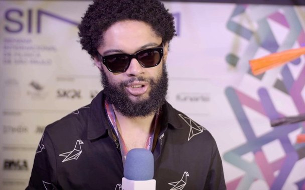 Fundador da grife LAB junto com seu irmão, o músico Emicida, o rapper Evandro Fióti relata racismo nos corredores da São Paulo Fashion Week; em post no Facebook, ele comentou o ocorrido: "Ser preto é ser barrado pelo segurança do evento até mesmo quando é da sua marca e com a pulseira"; Em nota, a direção do evento defendeu Fióti e preservou o segurança envolvido no caso:  "O SPFW está integralmente ao lado de Fióti, e acredita que a divulgação deste fato contribua na luta contra atitudes que infelizmente  ainda fazem parte do dia a dia de nossa sociedade e que nos repugnam."
