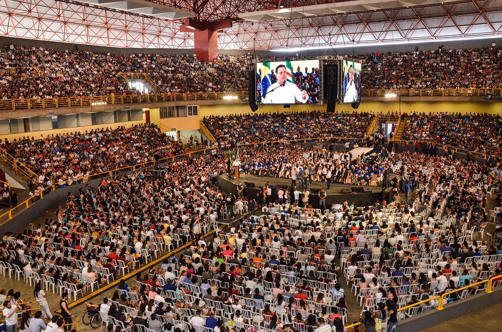 Governador Marconi Perillo e a presidente de honra da Organização das Voluntárias de Goiás (OVG), Valéria Perillo, comandaram nesta terça-feira a entrega de 10 mil Bolsas Universitárias para estudantes que lotaram as dependências do Ginásio Goiânia Arena, em Goiânia; dessas, 9 mil são parciais e mil integrais; “A Bolsa Universitária demonstra o potencial de Goiás. Compensa muito investir nas pessoas”, discursou o governador, ao lembrar os primórdios do programa, que já beneficiou 180 mil estudantes, com investimentos anuais do Governo de Goiás entre R$ 80 milhões e R$ 100 milhões, por meio da OVG