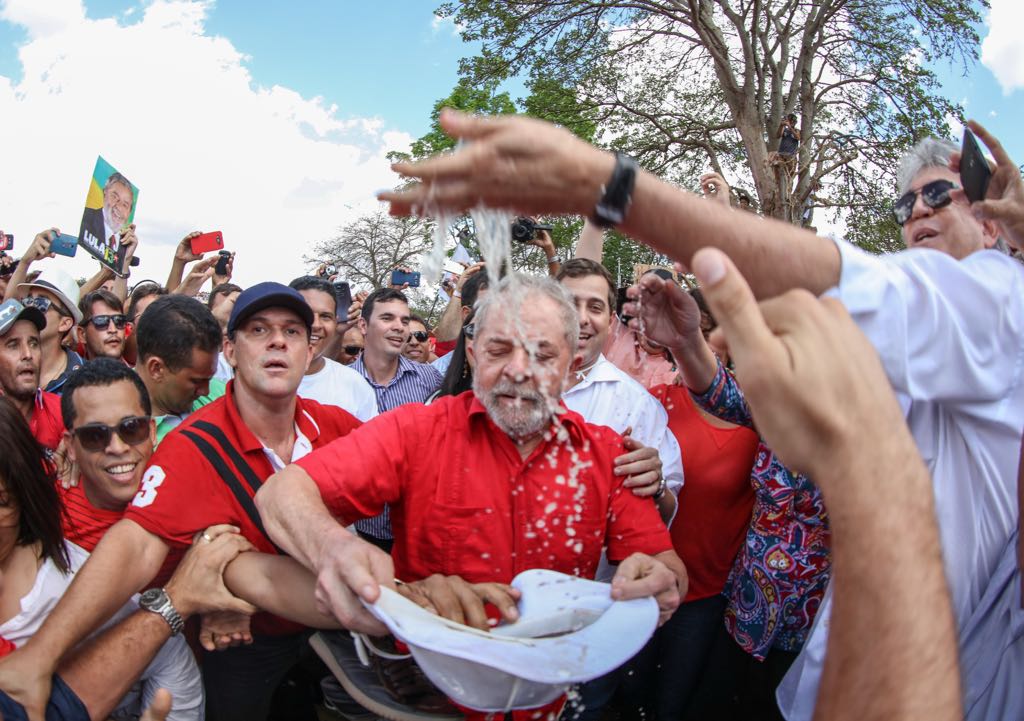 "A grande celebração, entre Lula e o povo nordestino, da chegada das águas do rio São Francisco ao semi-árido será apontada como um pretexto para o lançamento de sua candidatura a presidente em 2018. Mais do que isso, porém, o ato de Monteiro (PB) foi uma questão de justiça histórica, que Temer tornou necessária com sua mesquinha inauguração oficial da semana passada, em que sequer mencionou o nome de seu principal realizador", diz a colunista Tereza Cruvinel; "O comparecimento maciço a um encontro com quem não mais governa, a força política da manifestação e os claros sinais da saudade de Lula sugerem que a oposição começa a sair da defensiva para tomar a dianteira, depois da derrota imposta pelo golpe de 2016" (Foto: Tereza Cruvinel) "A grande celebração, entre Lula e o povo nordestino, da chegada das águas do rio São Francisco ao semi-árido será apontada como um pretexto para o lançamento de sua candidatura a presidente em 2018. Mais do que isso, porém, o ato de Monteiro (PB) foi uma questão de justiça histórica, que Temer tornou necessária com sua mesquinha inauguração oficial da semana passada, em que sequer mencionou o nome de seu principal realizador", diz a colunista Tereza Cruvinel; "O comparecimento maciço a um encontro com quem não mais governa, a força política da manifestação e os claros sinais da saudade de Lula sugerem que a oposição começa a sair da defensiva para tomar a dianteira, depois da derrota imposta pelo golpe de 2016"