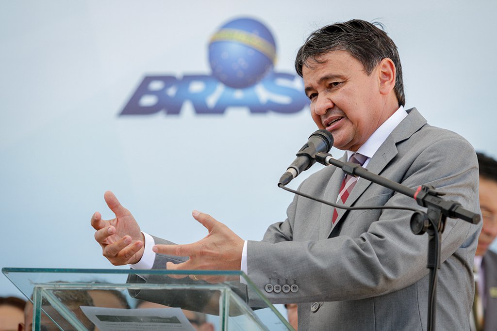 O governador Wellington Dias realizou a entrega de 560 unidades habitacionais no município de União, localizado a 65 km de Teresina; o conjunto de moradia Santa Helena é fruto do Programa Minha Casa, Minha Vida e deve beneficiar 2 mil pessoas; a entrega das chaves foi realizada durante solenidade; foram investidos recursos na ordem de R$ 30 milhões; as unidades beneficiam famílias com renda familiar de até R$ 1.800 mensais