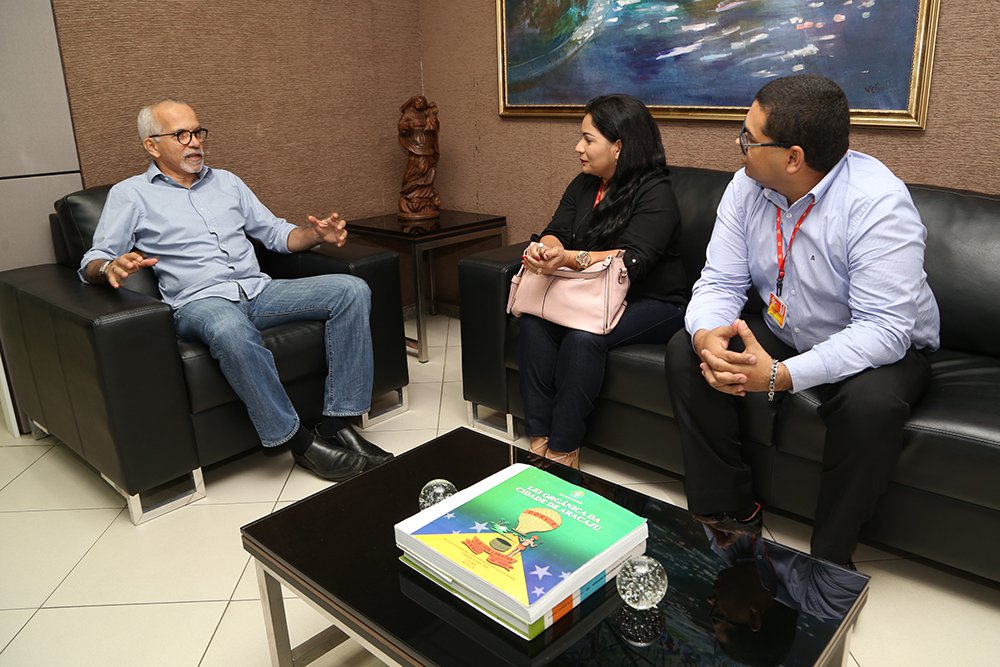 O prefeito Edvaldo Nogueira iniciou uma rodada de conversas com empresas para estimular parcerias entre o município e o setor privado, com foco na formação e geração de empregos e em convênios de adoção de espaços públicos para revitalização e manutenção; o primeiro encontro se deu com representantes da rede de supermercados Assaí Atacadista, responsável por duas praças na capital; “Fiz a proposta de adoção de outros espaços e também falamos sobre formação profissional e oferta de empregos para os alunos da Fundat”, informou o prefeito