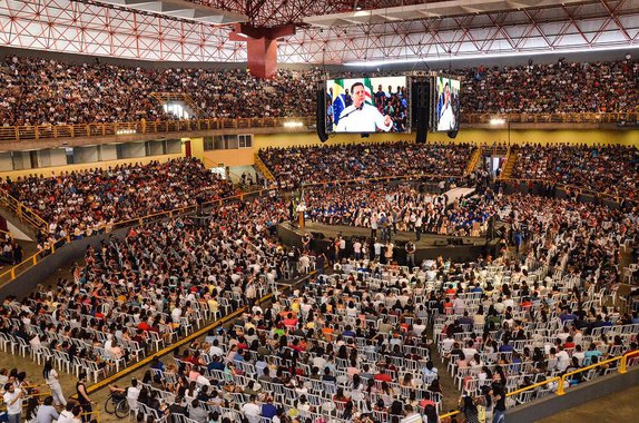 Governador Marconi Perillo e a presidente de honra da Organização das Voluntárias de Goiás (OVG), Valéria Perillo, comandaram nesta terça-feira a entrega de 10 mil Bolsas Universitárias para estudantes que lotaram as dependências do Ginásio Goiânia Arena, em Goiânia; dessas, 9 mil são parciais e mil integrais; “A Bolsa Universitária demonstra o potencial de Goiás. Compensa muito investir nas pessoas”, discursou o governador, ao lembrar os primórdios do programa, que já beneficiou 180 mil estudantes, com investimentos anuais do Governo de Goiás entre R$ 80 milhões e R$ 100 milhões, por meio da OVG