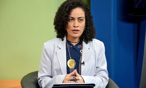Em carta enviada ao governador Marcelo Miranda (PMDB), a secretária de Cidadania e Justiça, Gleidy Braga entregou seu cargo no final do dia desta segunda-feira, 30; exoneração foi publicada no Diário Oficial e o comandante-geral da Polícia Militar, coronel Glauber de Oliveira Santos vai assumir a secretaria de forma interina; decisão de deixar o governo, segundo Braga relatou ao G1, deve-se ao cumprimento de duas decisões judiciais; a primeira tem relação com o encerramento do contrato com a Umanizzare, que administra dois presídios no estado, e cujo contrato termina no dia 30 de novembro
