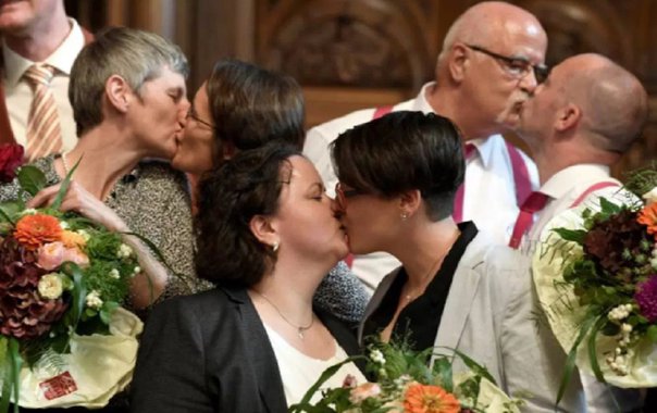 As câmaras municipais e cartórios de diferentes cidades alemãs abriram de maneira excepcional neste domingo (1º) para realizar casamentos entre pessoas do mesmo sexo. Isto porque entrou em vigor a lei que permite a união de homossexuais na Alemanha; em Berlim, Hamburgo e Hanover foram registrados os primeiros casamentos de gays e lésbicas decididos a formalizar sua relação e transformá-la em um símbolo de sua luta pela igualdade