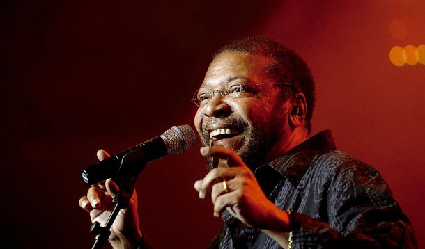 Cantor e compositor Martinho da Vila é aluno do 5º período de Relações Internacionais em uma universidade particular na Barra da Tijuca, na Zona Oeste do Rio; ele diz que escolheu o curso de RI por causa de seu trabalho como embaixador da Comunidade dos Países de Língua Portuguesa (CPLT); “Já pratico relações internacionais há muito tempo, mas eu queria pegar um pouco de conhecimento mais teórico”; para o artista, a atitude serviu de inspiração para quem havia perdido as esperanças de cursar uma faculdade