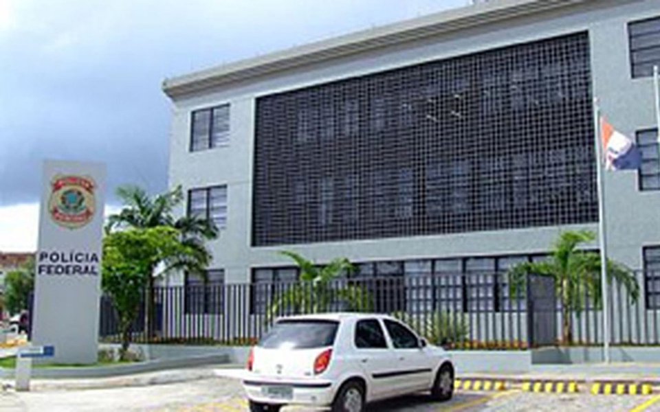 Deflagrada pela Polícia Federal em Alagoas, Roraima e no Amazonas, a Operação Porta dos Fundos teve por finalidade o cumprimento de medidas cautelares probatórias para apurar um esquema de fraude no concurso para provimento de cargos de analista e técnico do Tribunal Regional do Trabalho da 11ª Região; foram cumpridos mandados de busca e apreensão e de condução coercitiva; provas do concurso foram aplicadas no começodeste ano e as investigações foram iniciadas após provocação da Fundação Carlos Chagas, organizadora do concurso