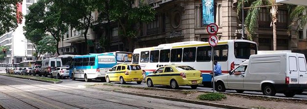 Duas manifestações contra a reforma da Previdência Social, em vias do centro do Rio, provocam reflexos no trânsito da cidade. Integrantes da Frente Internacionalista dos Sem Teto (Fist) fizeram uma passeata da Avenida Brasil até a Avenida Presidente Vargas, onde bloquearam as pistas no sentido centro da cidade; o protesto deixou o trânsito lento na Avenida Brasil, principal via de ligação entre as zonas norte e oeste com o centro da cidade