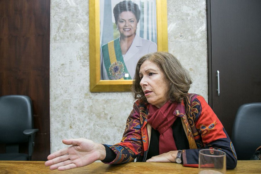 Aos 54 anos, Constanza Moreira, doutora em Ciências Políticas e a primeira mulher a dirigir o Instituto de Ciência Política da Universidade da República, no Uruguai, se candidatou à presidência do país vizinho e falou como o Uruguai vive os direitos da mulher depois de leis progressistas aprovadas e o que vem pela frente para a América Latina; "Para mim, o feminismo é onde está a resistência na América Latina. Olha o 8 de março, teve uma paralisação geral. Com o feminismo eu tenho grande esperança, porque é uma luta que entra na vida cotidiana, que te questiona. As outras ideias até podem ser abstratas. Você pode ser de esquerda e empresário, pode ser de esquerda e trabalhador, mas feminismo é algo que você percebe mais consequência na vida cotidiana"; reportagem do Sul 21