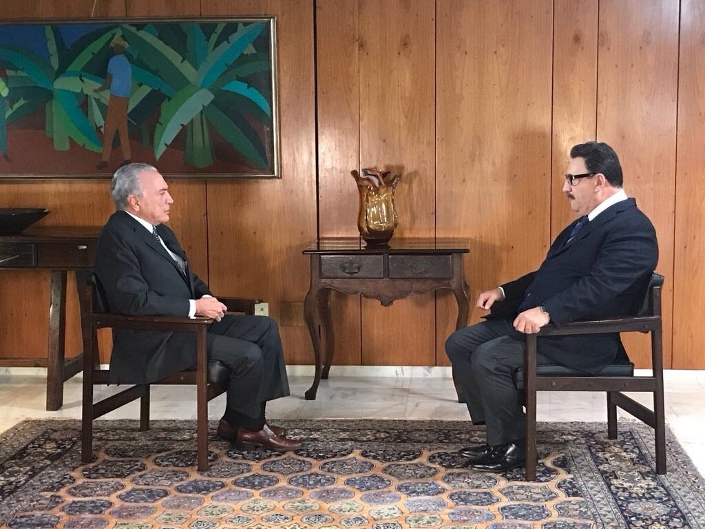 "O Brasil de 2017 é chefiado por uma escumalha que paga jabá no programa do Ratinho enquanto as ruas pegam fogo", diz Kiko Nogueira, sobre a propaganda pega pelo governo federal ao SBT para que o apresentador Ratinho defenda reformas rejeitadas por 92% da população