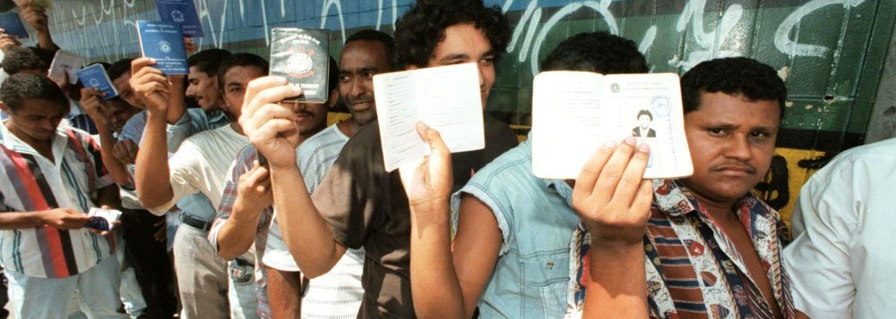 Brasil, S�o Paulo, SP. 09/03/1998. Desempregados em fila mostram suas carteiras de trabalho na Avenida Marqu�s de S�o Vicente, zona oeste da capital paulista. - Cr�dito:EPIT�CIO PESSOA/ESTAD�O CONTE�DO/AE/Codigo imagem:36339