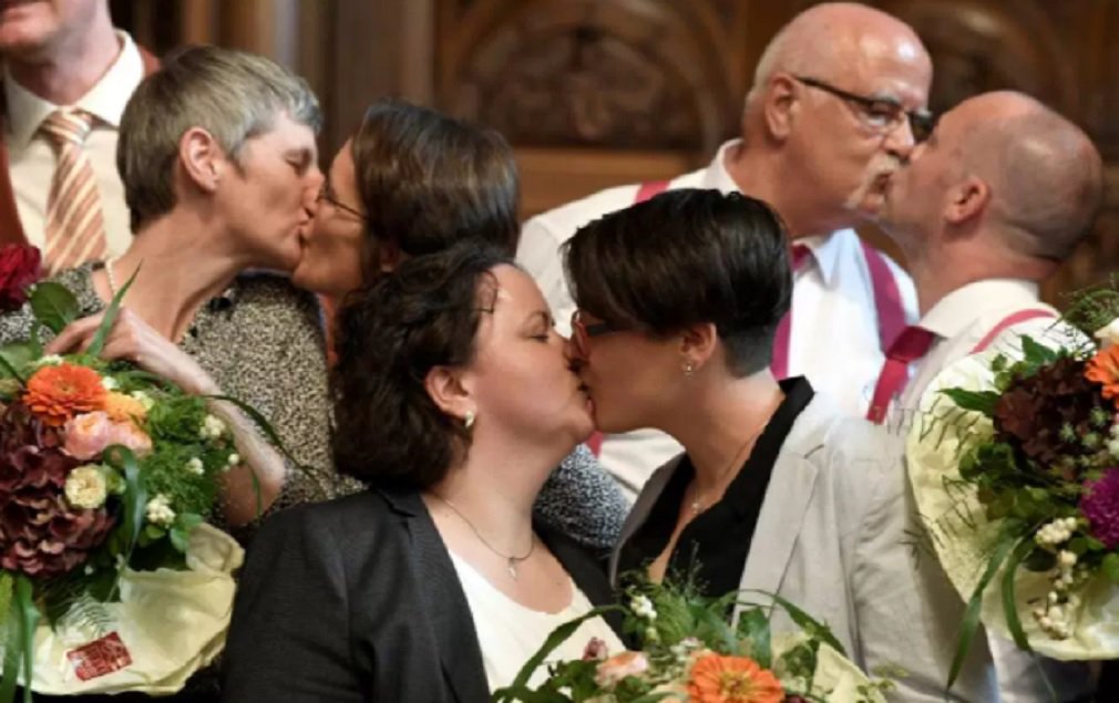 As câmaras municipais e cartórios de diferentes cidades alemãs abriram de maneira excepcional neste domingo (1º) para realizar casamentos entre pessoas do mesmo sexo. Isto porque entrou em vigor a lei que permite a união de homossexuais na Alemanha; em Berlim, Hamburgo e Hanover foram registrados os primeiros casamentos de gays e lésbicas decididos a formalizar sua relação e transformá-la em um símbolo de sua luta pela igualdade