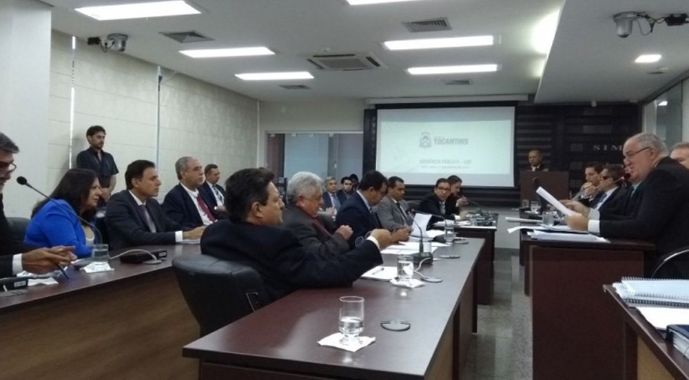 Os secretários estaduais da Fazenda, Paulo Antenor, do Planejamento, Davi Torres, e da Administração, Geferson Barros, participaram , de uma Audiência Pública na Assembleia Legislativa, com o objetivo de esclarecer aos deputados a necessidade de um empréstimo no valor de R$ 600 milhões, o nível de endividamento do Estado, o comprometimento de receita e custos referente aos anos de 2015, 2016 e ao primeiro quadrimestre de 2017; de acordo com o secretário Davi Torres, o Orçamento de 2017 já está “amarrado e engessado”. O titular da pasta afirmou que os anos de 2015 e 2016 foram concluídos com alguns percalços; gastos com pessoal preocupam o governo; deputados criticam dados
